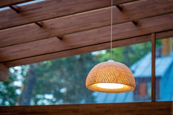 L'harmonie du rotin : l'art du design japonais suspendu